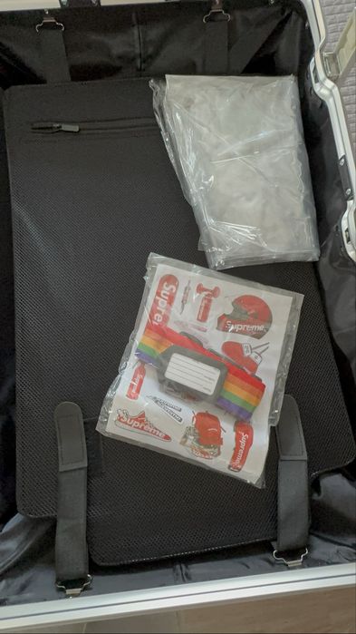 Чемодан в размере L из прочного алюмения.