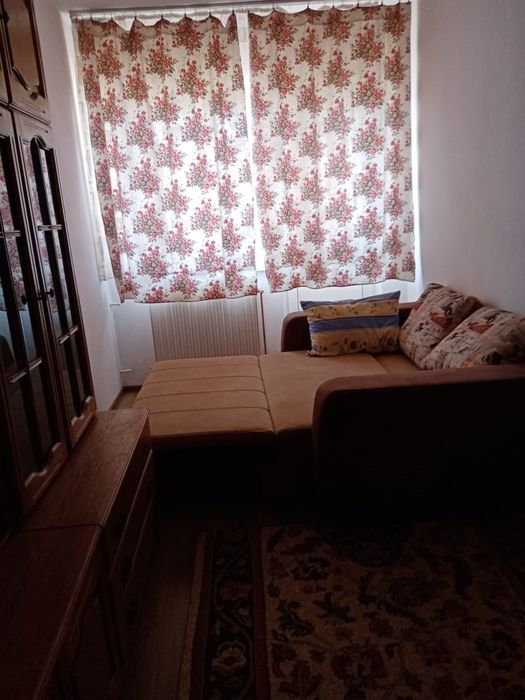 închiriez apartament 3 camere