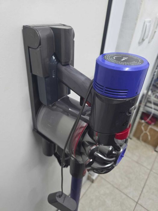 Безжична вертикална прахосмукачка Dyson V8