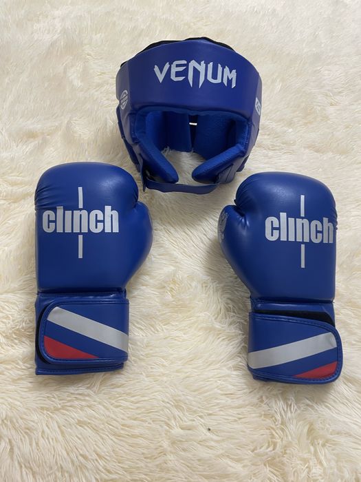 боксерский перчатка и шлем