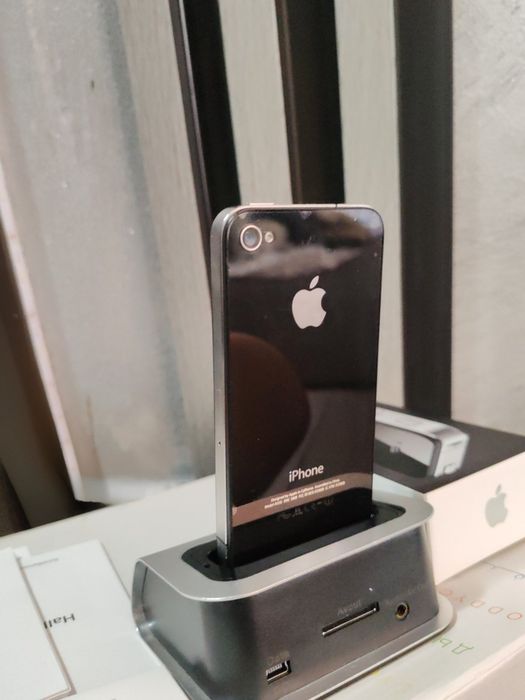 Колекционерски iPhone 4 - КАТО НОВ. (Оригинална алуминиева док станция * ПЪЛЕН КОМПЛЕКТ  Apple, Lifetime: 7h)