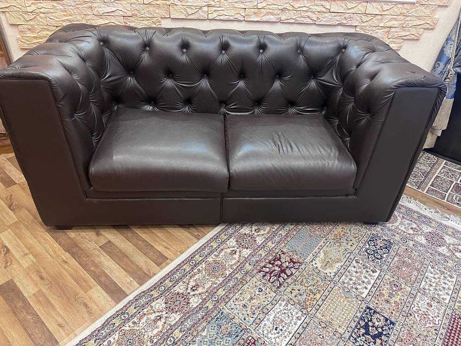 Полный комплект, кожаный диван и два кресло. В отличном состоянии.450$