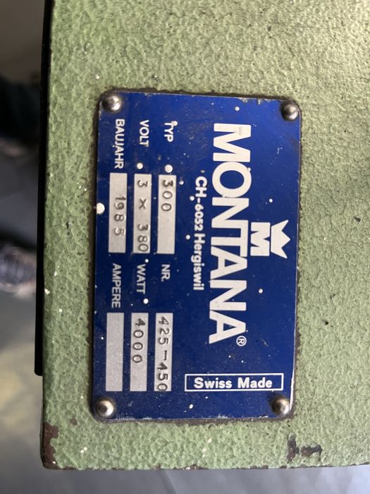 Продавам машина за структора на ски  Montana.Рабони перфектно  ,зашранването е на трифазен ток.