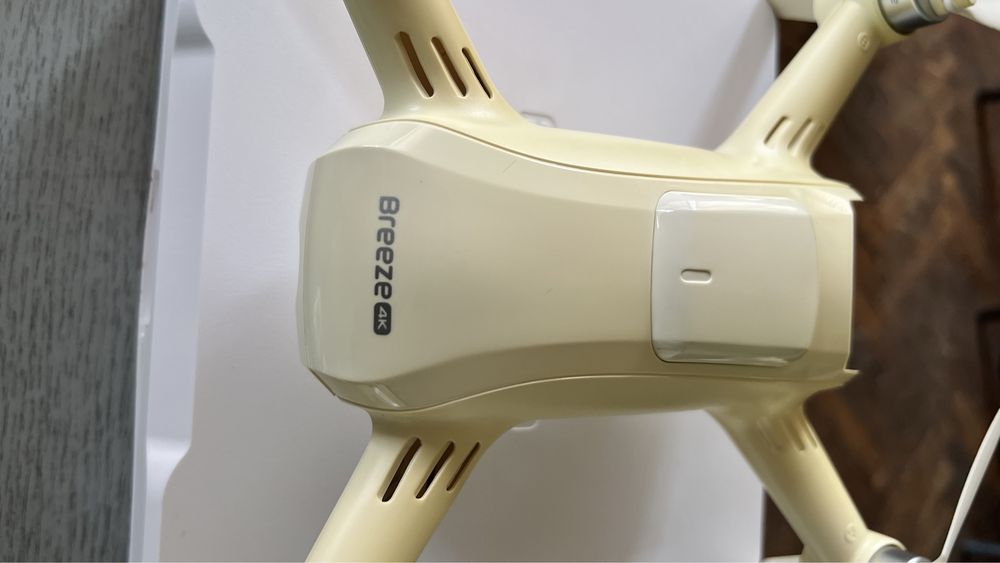 Дрон Yuneec Breeze 4K с контролер и две батерии