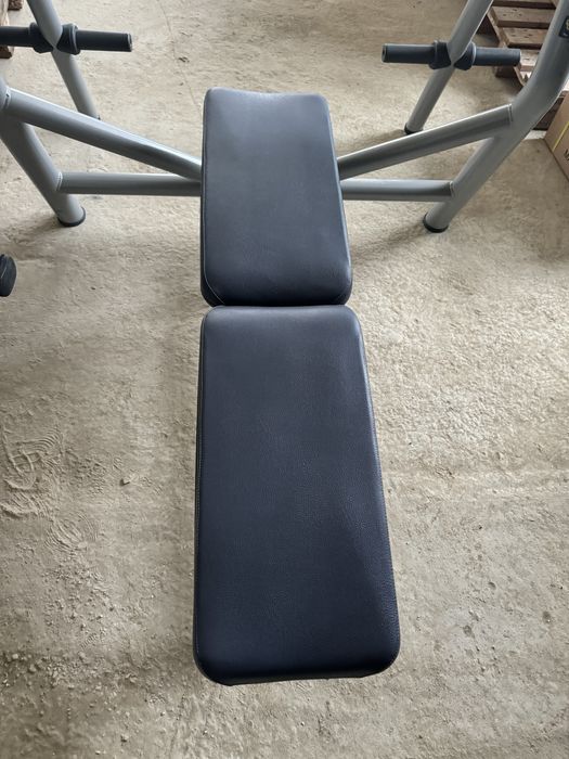 Banca piept Technogym dreapta cu suport discuri impecabila