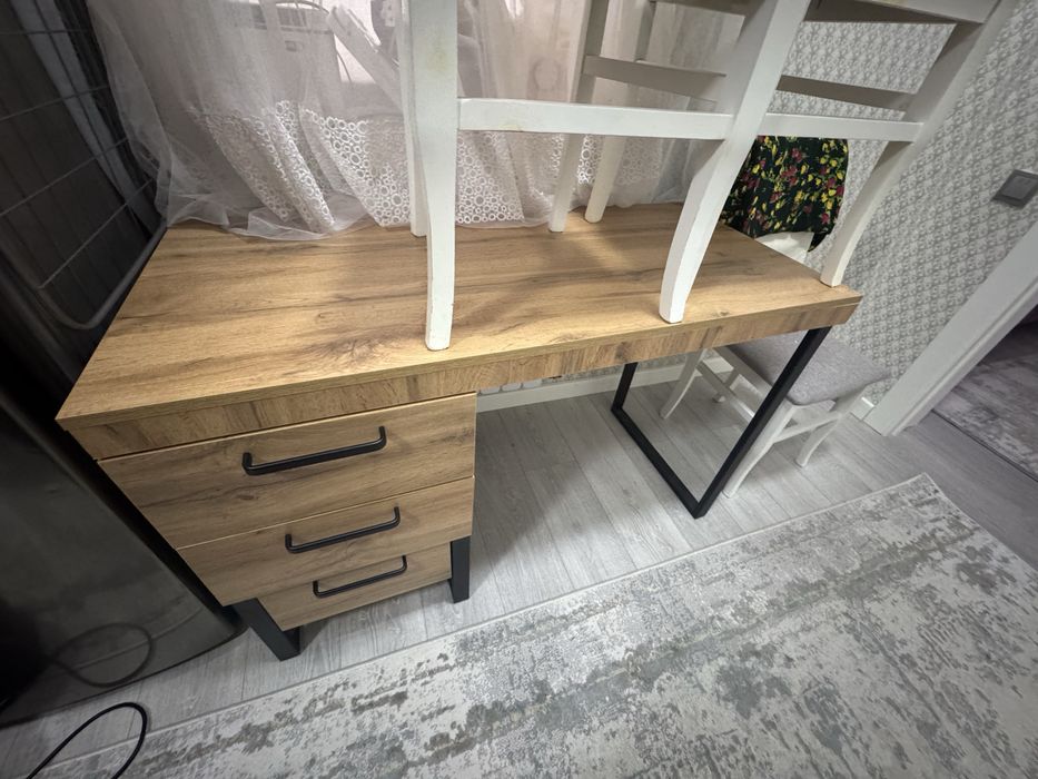 Продам письменный стол.