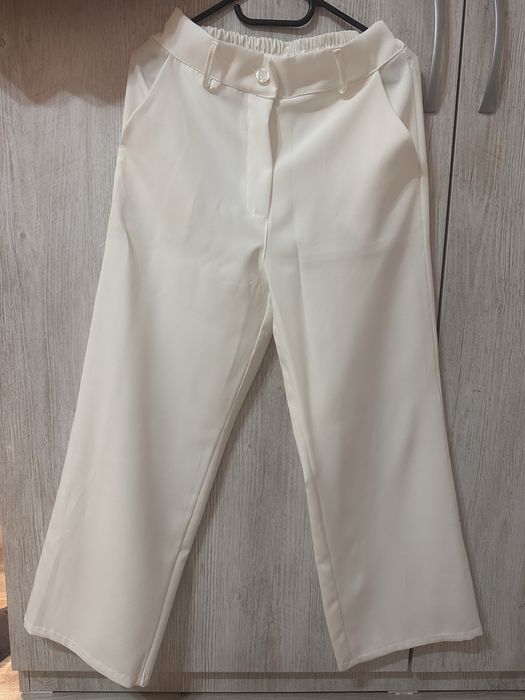 Дамски бял костюм