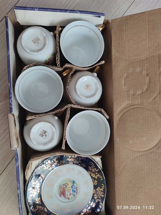 Набор чашек с блюдцами