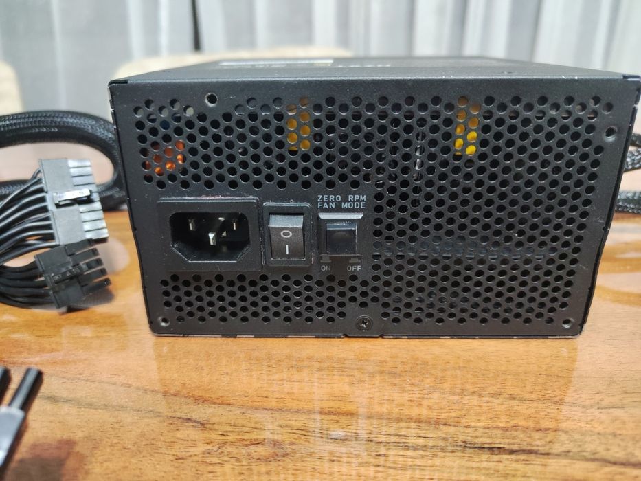 Продавам работещо модулно захранване NZXT C1000  1000W 80+ Gold