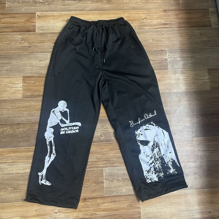 Штаны с белыми принтами