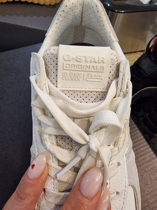 Продавам Дамски Спортни Обувки