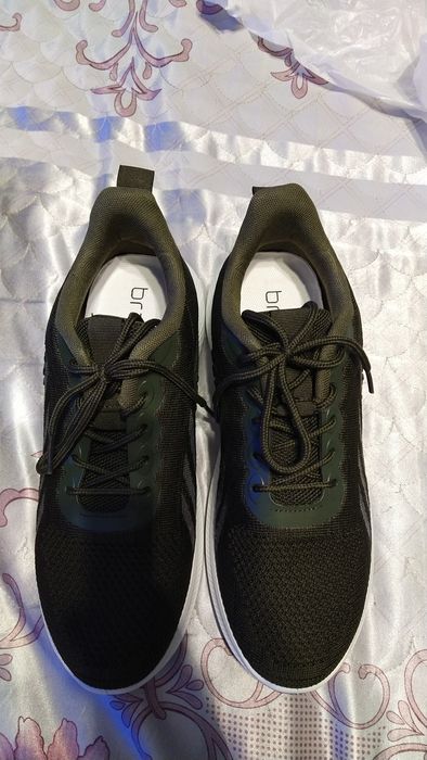 Кроссовки фирменные