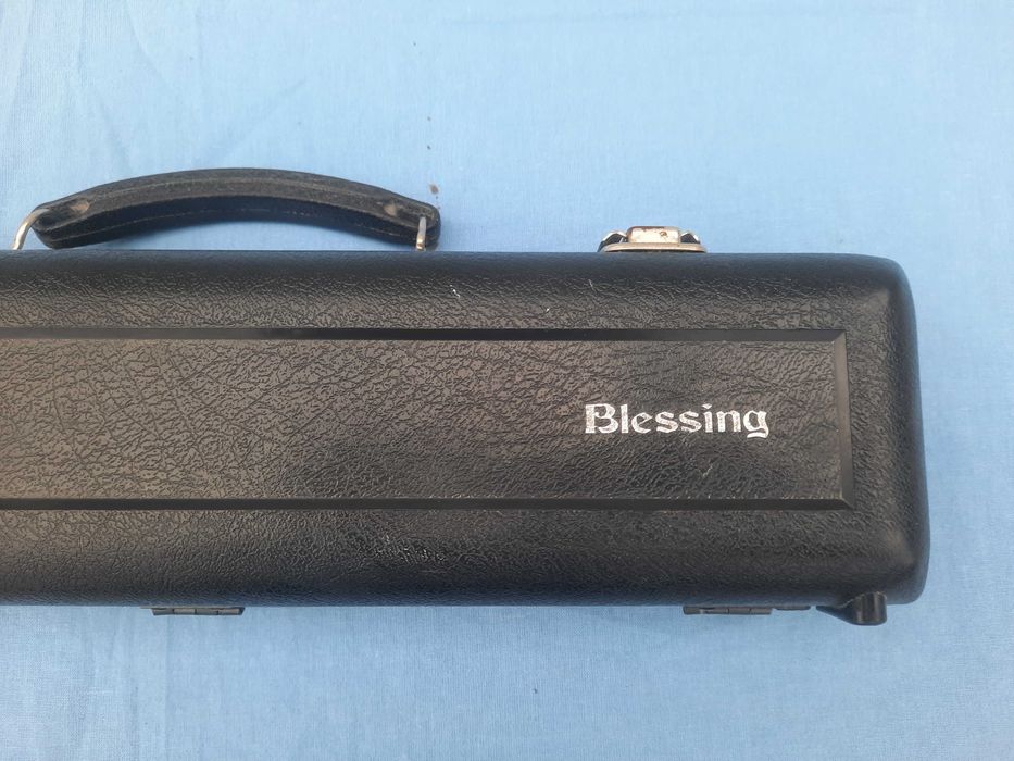 Флейта от марката Blessing с твърд корпус. Произведено в САЩ