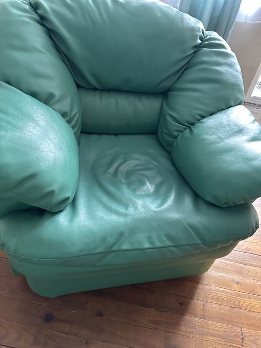 Зелени кожени дивани