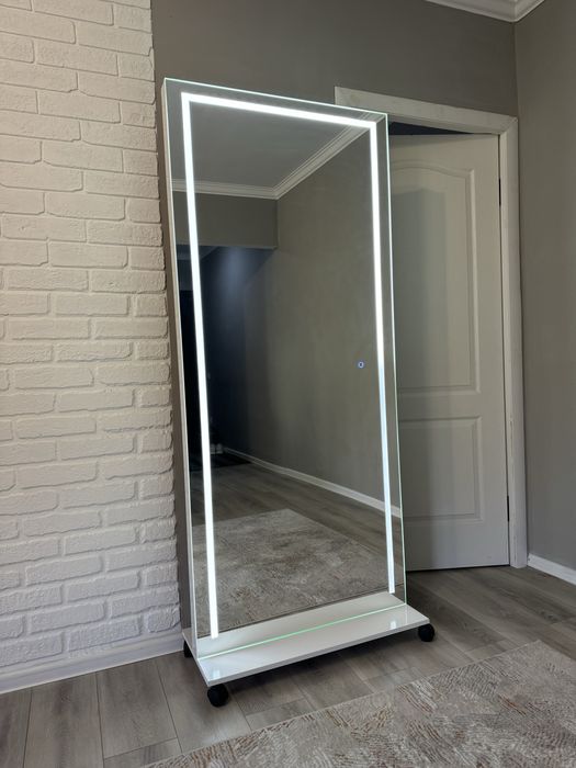 Продам  напольное зеркало с подсветкой