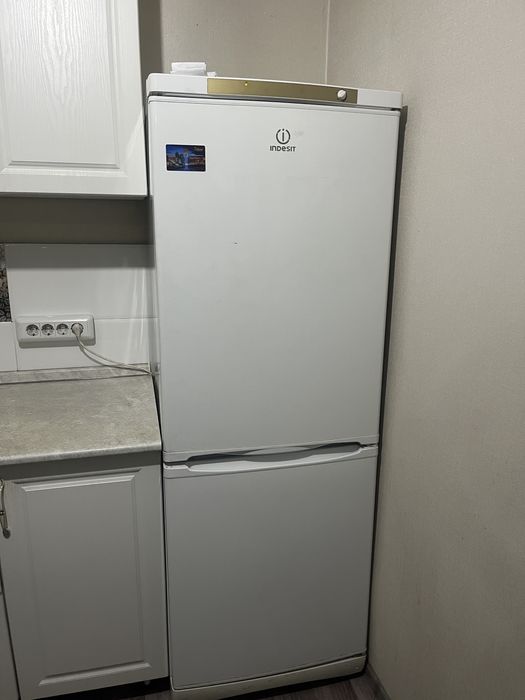 Продам холодильник Indesit