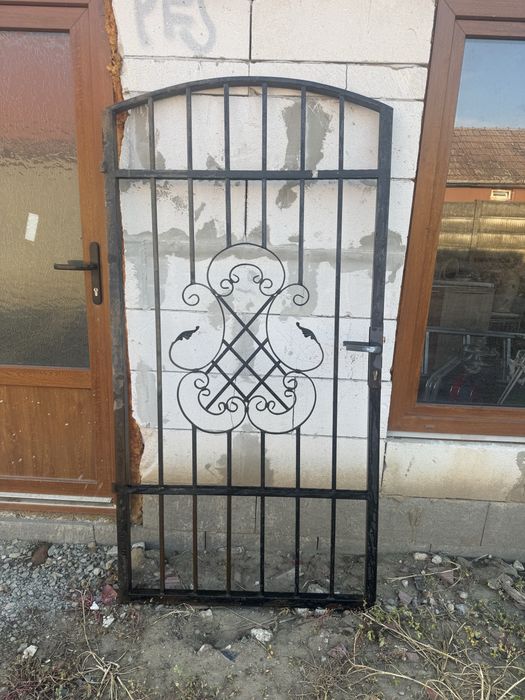 De vânzare poartă !