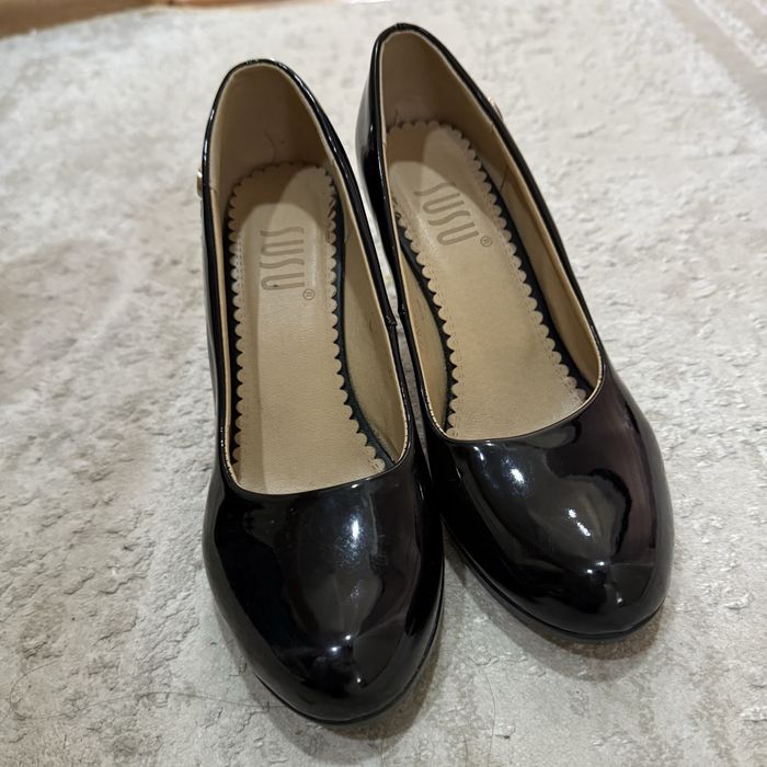 Черные лакированные туфли