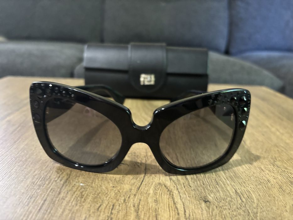 Продавав versace нови  с камъни и голямо лого