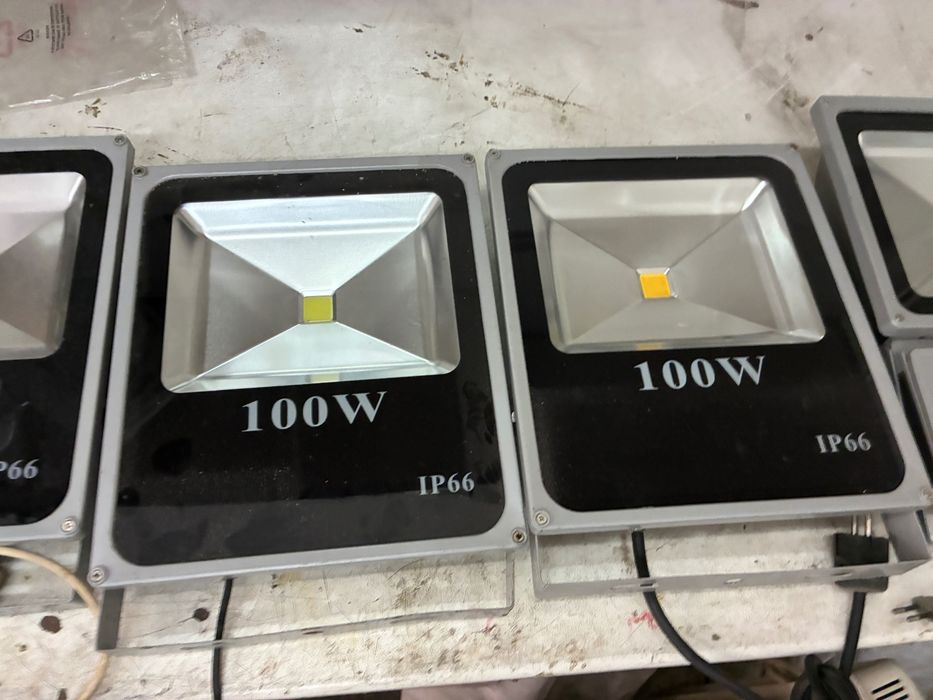 Proiector LED 100W IP66 exterior, lumină alb caldă