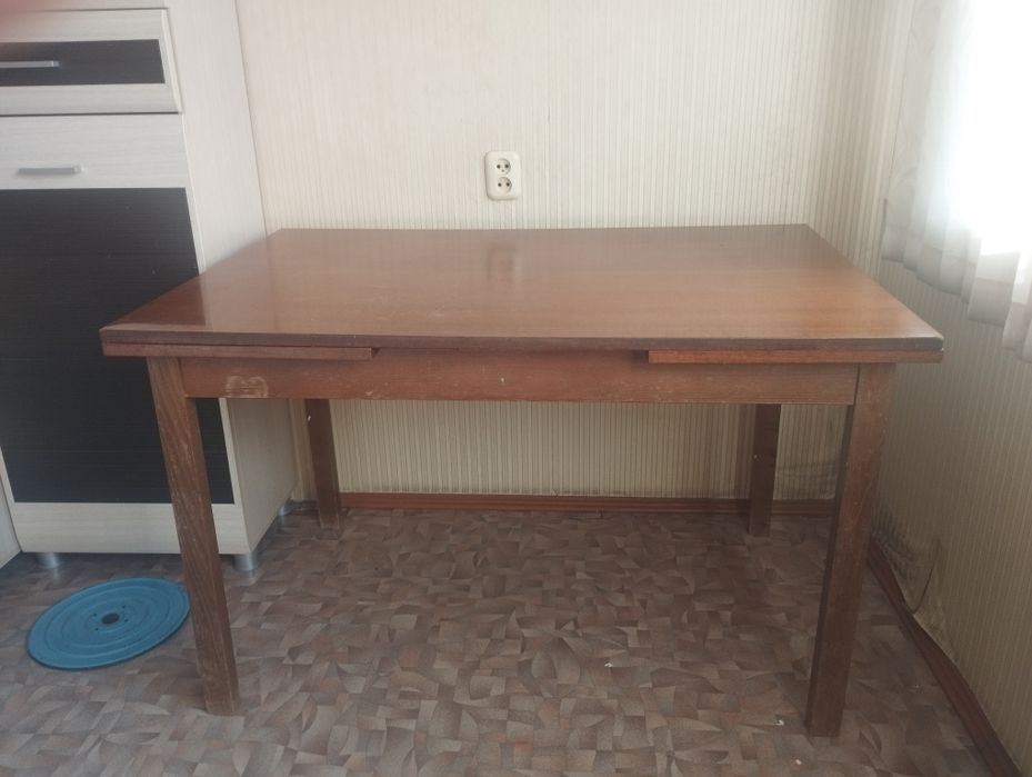 Продам стол из красного дерева