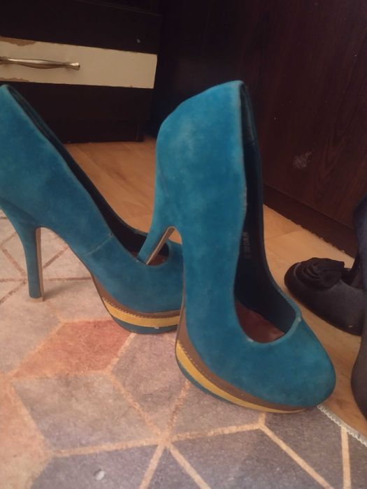Елегантни дамски обувки на висок ток