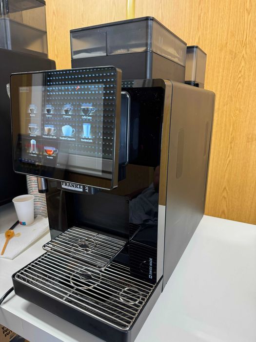 Espressor cafea Franke A300 profesional - anul fabricatiei 2022 – 2 râșnițe + 2 solubile – doar 5.308 utilizări