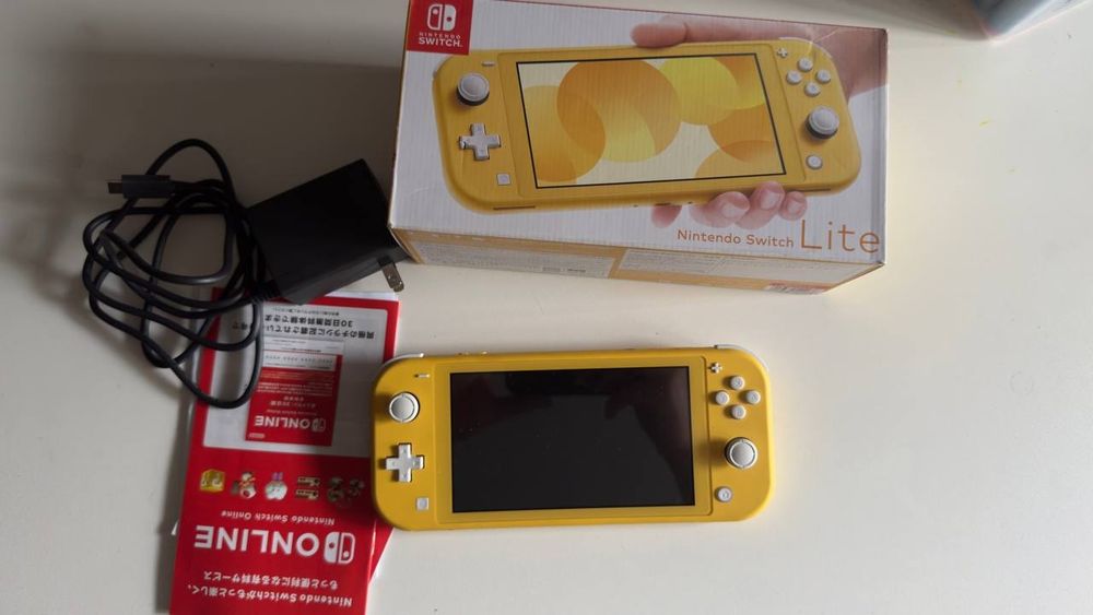 Продам Nintendo Switch Lite, желтый цвет, полный комплект