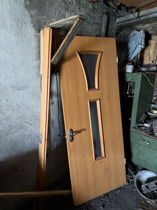 Продам межкомнатную дверь с каркасом