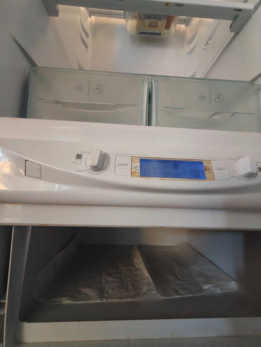 Хладилник Hotpoint Ariston A+ за вграждане
