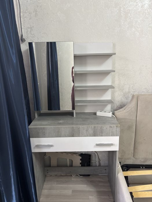 Продам туалетный столик