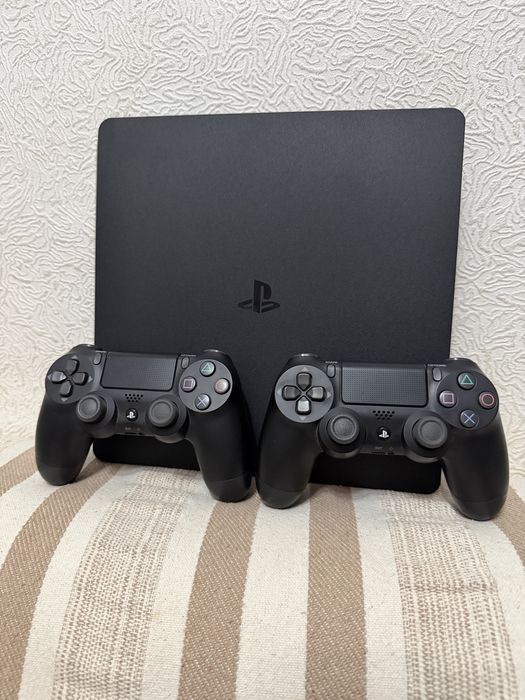Продам PlayStation 4 (оригинал) + 2 геймпада