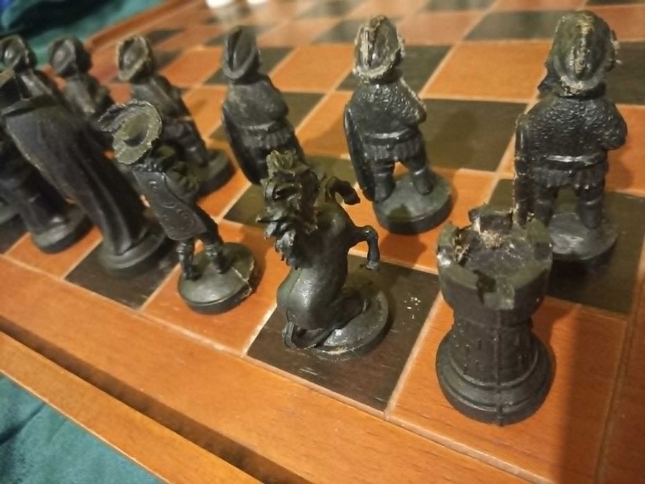 Joc vechi şah şi 2 seturi de piese plastic, set rar de figurine medievale, tabla mare, interior bine finisat pentru table