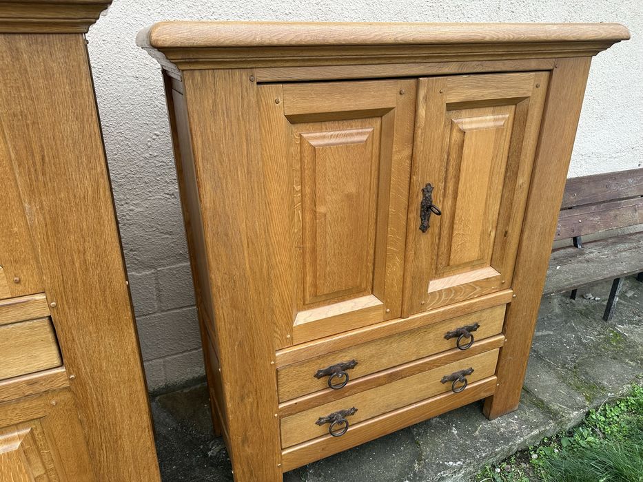 Масивен  шкаф от дъб с ковани дръжки