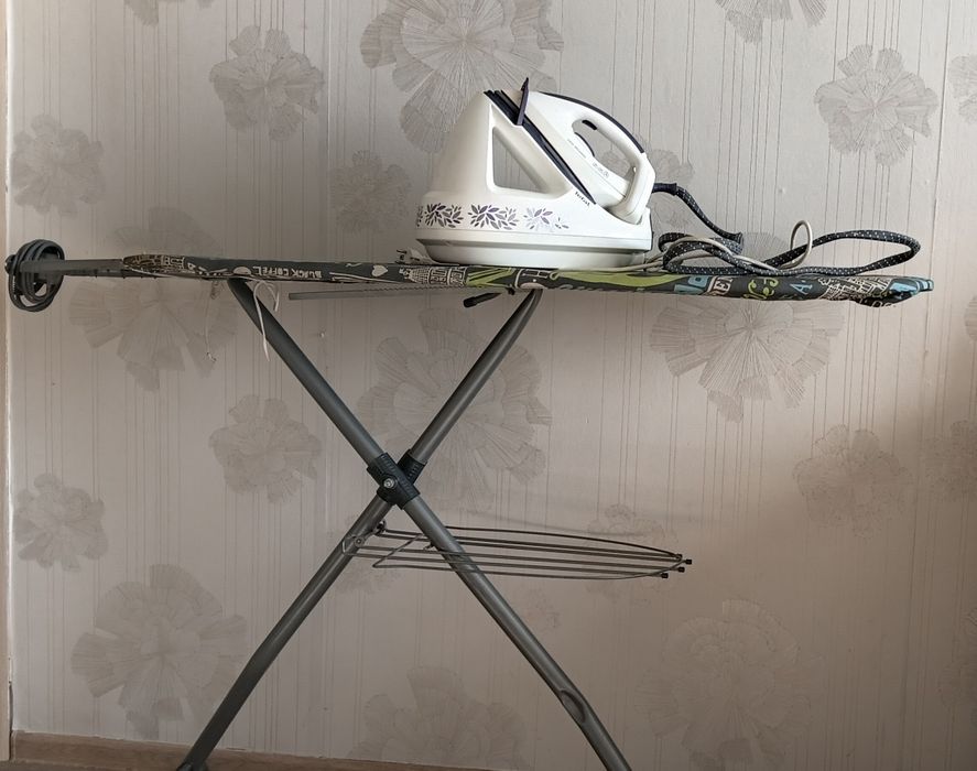 гладильная доска и утюг