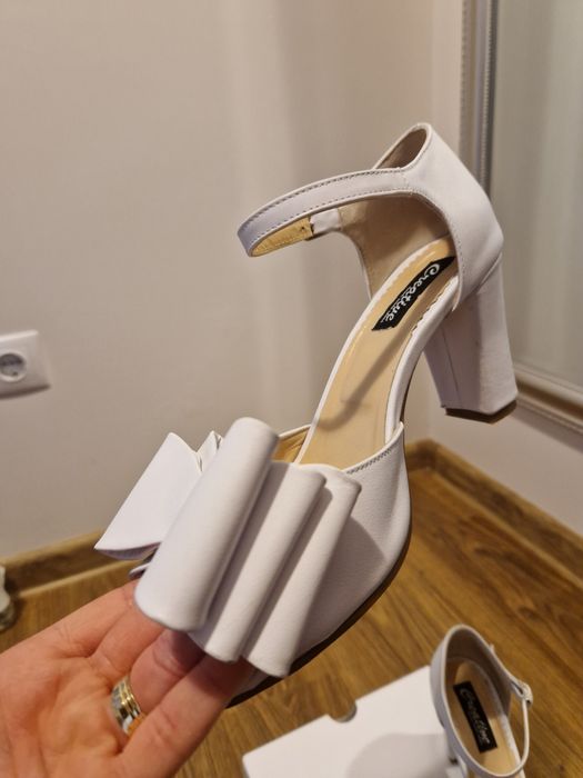 Vând sandale de mireasă