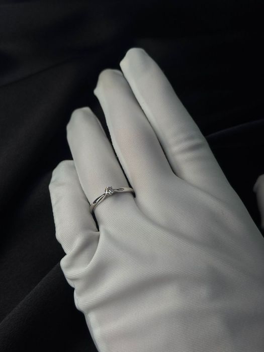 Продам кольцо с бриллиантами