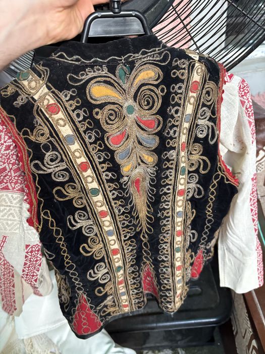Set vintage tradițional românesc cu ie și vestă costum popular autentic broderie manuală artizanat românesc piesă de colecție rară veche tradițională