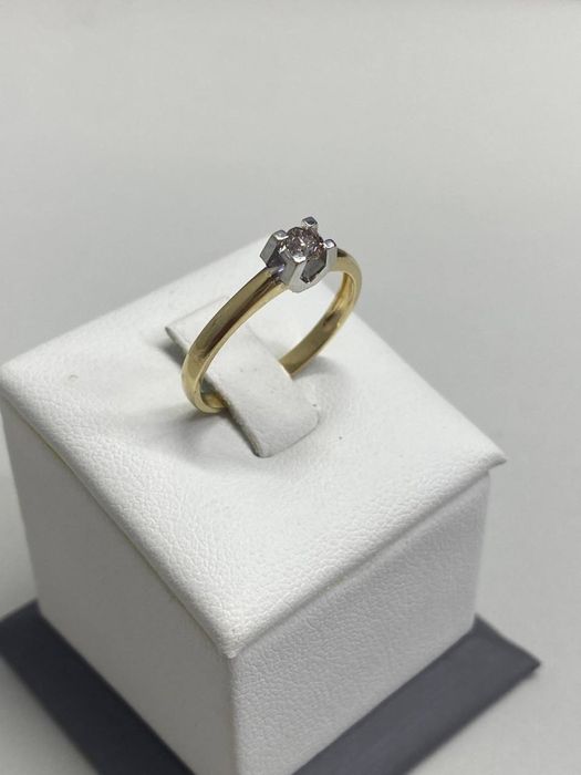 Золотое кольцо с бриллиантом