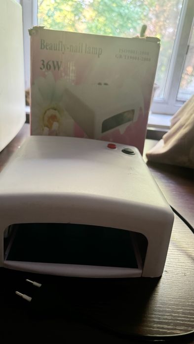 Маникюрная УФ лампа