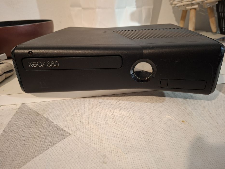 Vând   consola Xbox 360