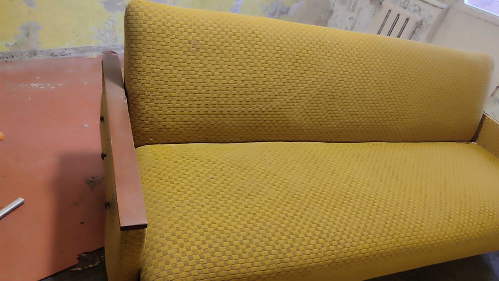 Стол для кухни и диван