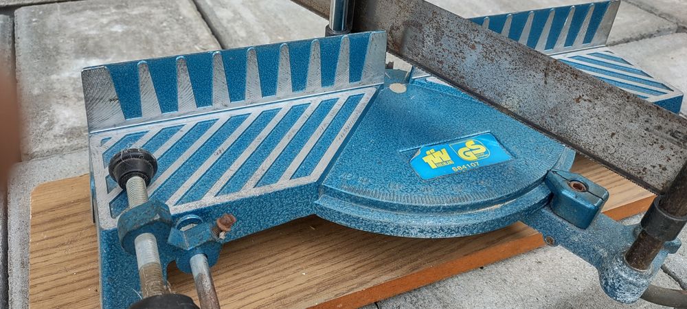 Dispozitiv pentru tăiat în unghi