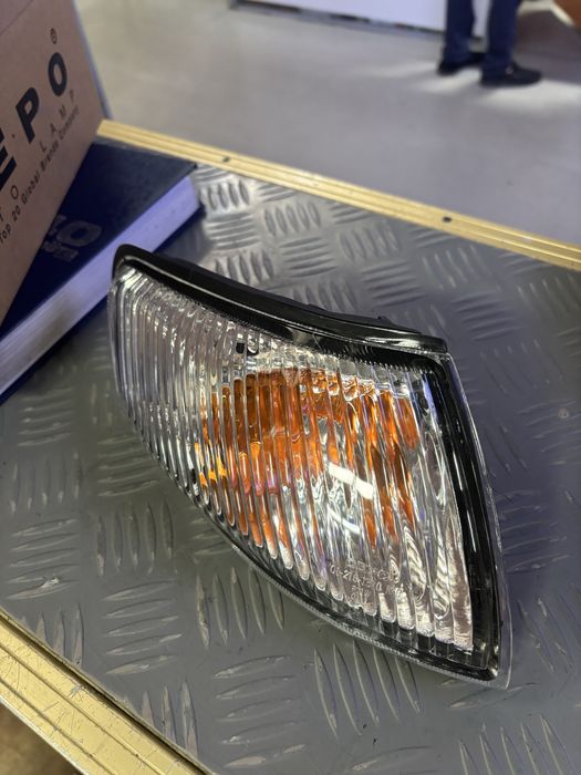 Поворотник правый мазда 626 99г