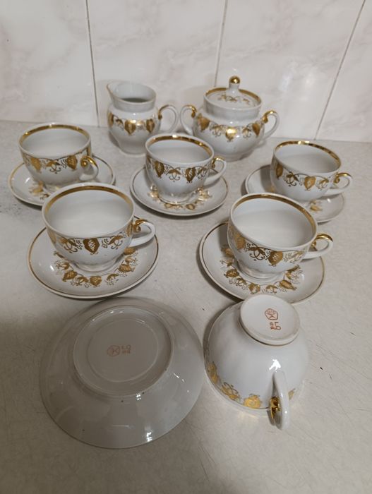 Продам фарфоровый сервиз