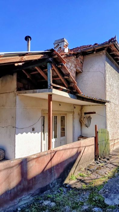 Продавам двуетажна къща в с. Лесидрен – от собственик