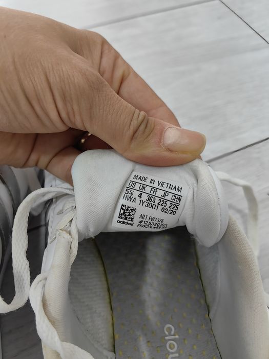 Маратонки адидас