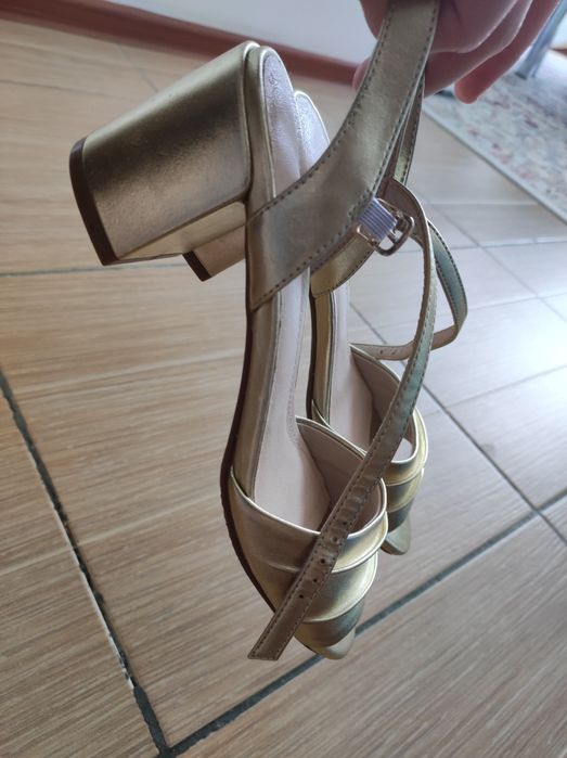 Золотистые босоножки