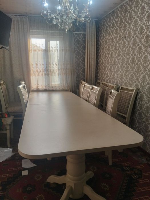 Стол гостиной большой