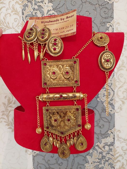 Қазақи Алқа, сырға қолда бар